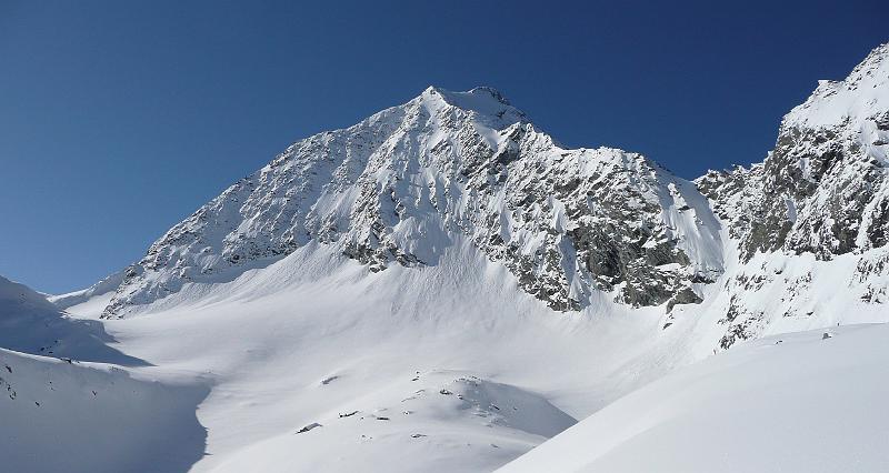 Photo 034 Face N-E du Grand Bec. A droite, le col 2928 qui le sépare de (ou le relie à) la Becca Motta. Le couloir qui en descend sera skié un peu plus tard dans la journée.